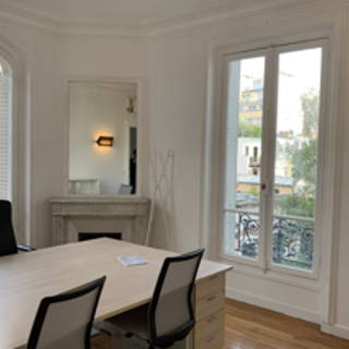 Bureau privé 16 m² 4 postes Location bureau Rue Paul Valéry Paris 75016 - photo 1